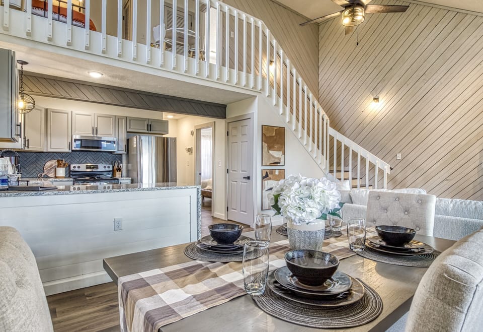 Gatlinburg Vacation Rental "Peak of Perfection" - Dining area and kitchen