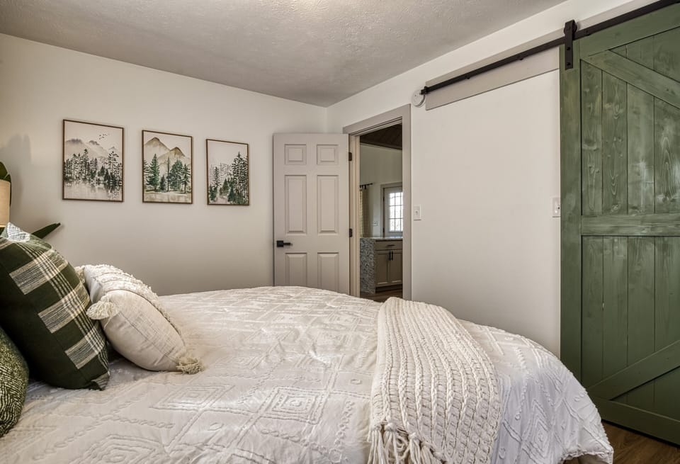 Vacation Rental in the Smokies "Peak of Perfection" - Bedroom with king size bed