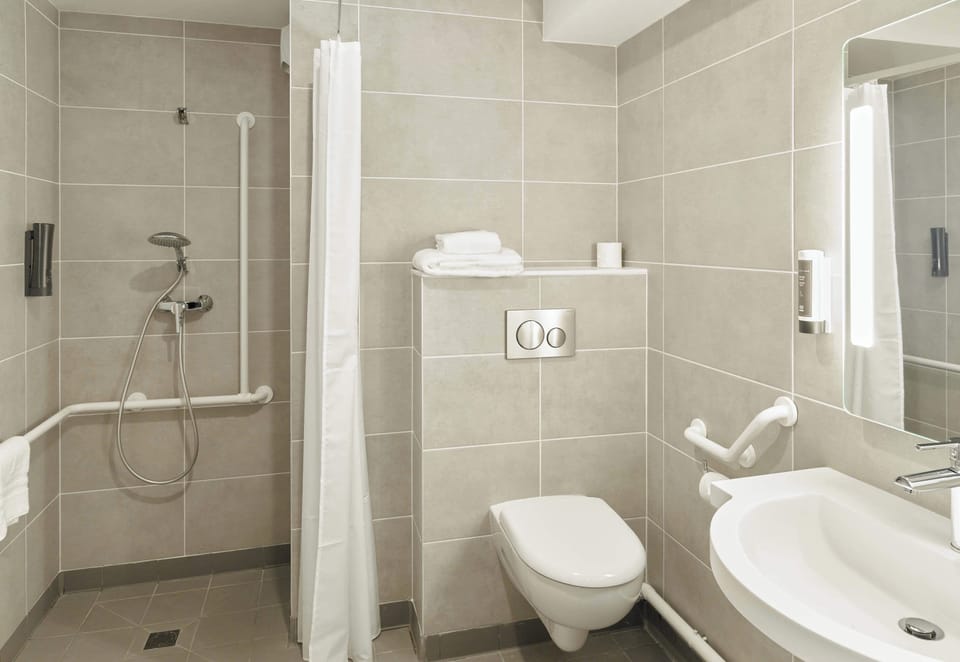 Double Room, Mobility Accessible, Non Smoking | Bathroom | Shower, towels, soap, shampoo