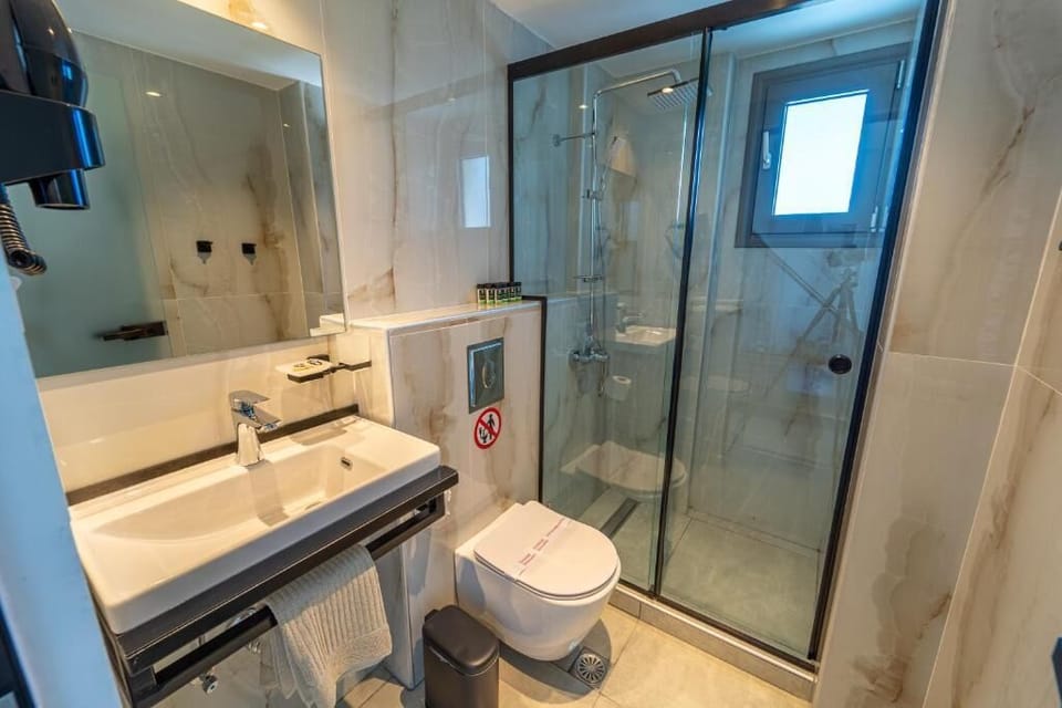 Shower, rainfall showerhead, free toiletries, hair dryer