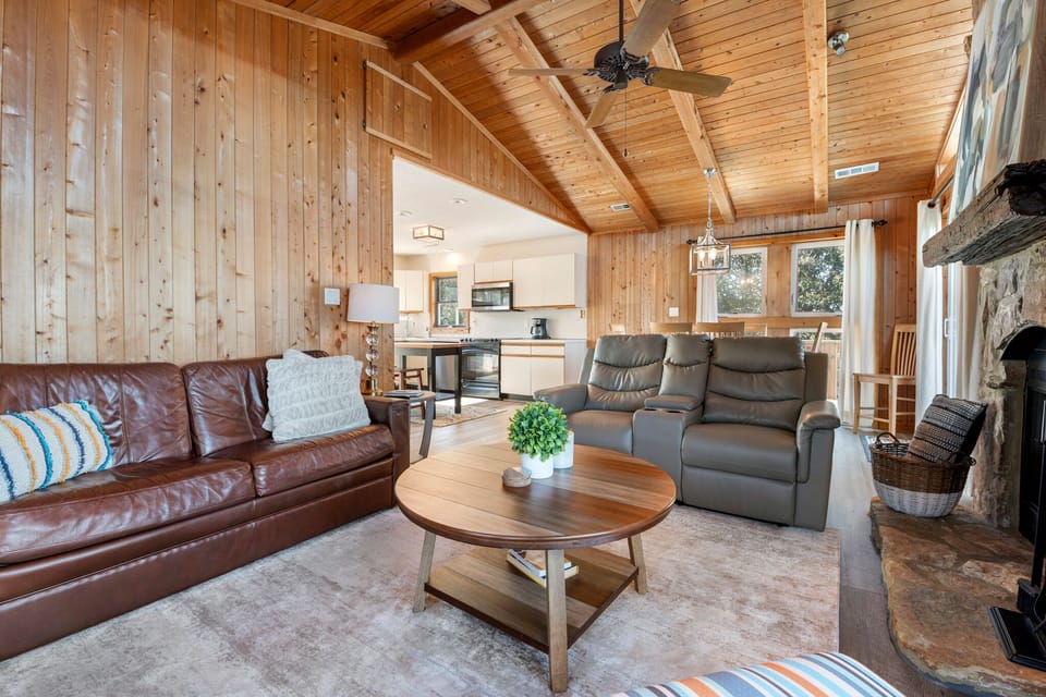 DU914: Four Sons | Top Level Living Area