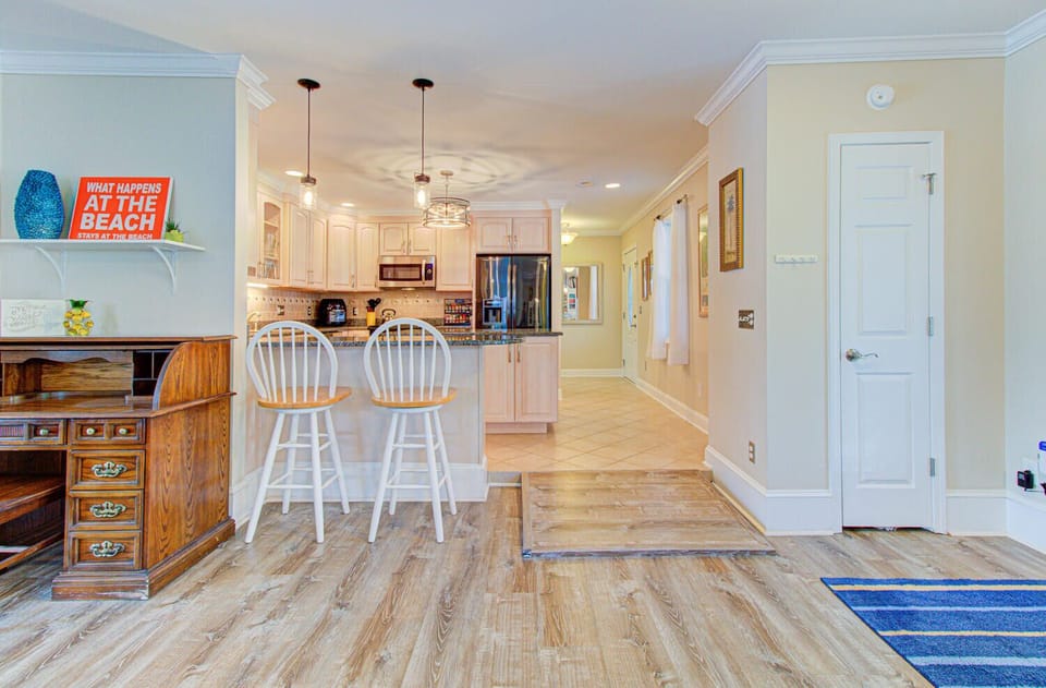 Eat-in bar and kitchen