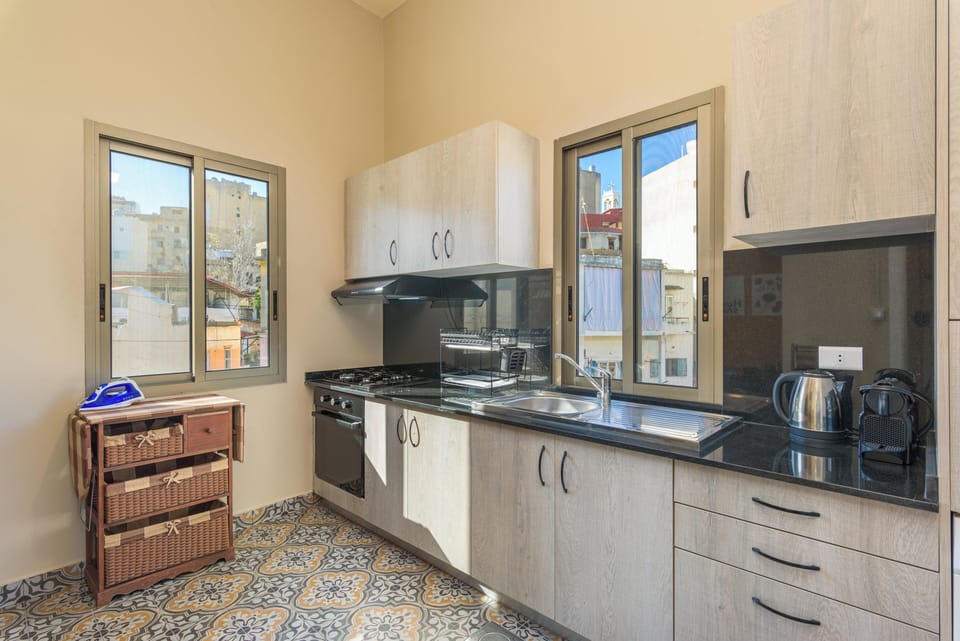 961 Anjar | Private kitchen | Stovetop, electric kettle, cookware/dishes/utensils, freezer