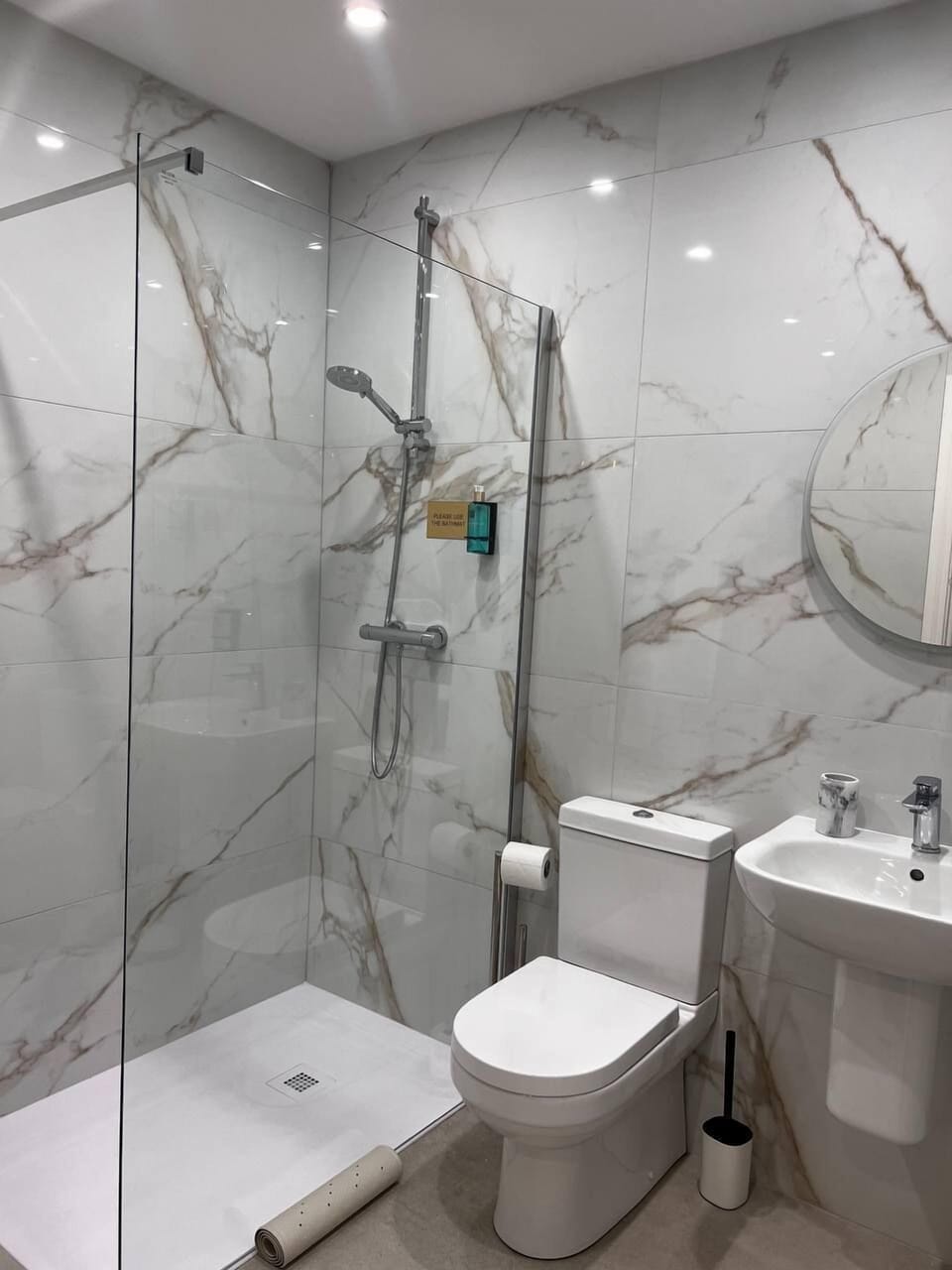 Deluxe Double Room | Bathroom | Free toiletries, hair dryer