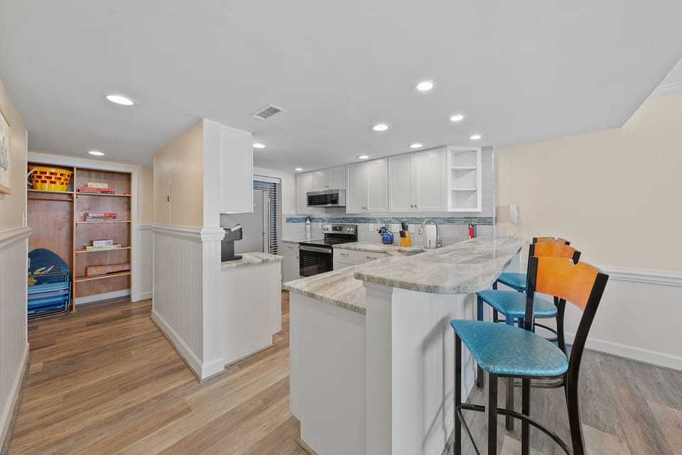 Entry hall leading to kitchen with breakfast bar.