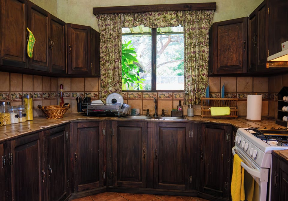 Coffee/tea maker, full-size fridge, microwave, oven
