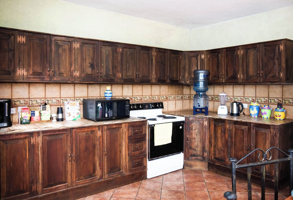 Coffee/tea maker, full-size fridge, microwave, oven