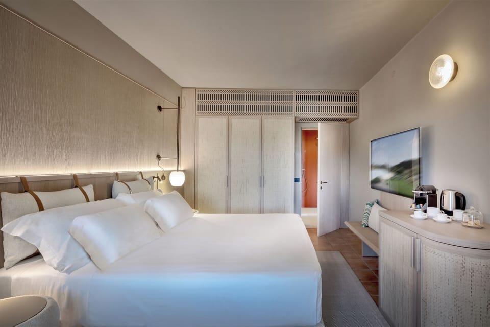 Hypo-allergenic bedding, minibar, in-room safe, desk