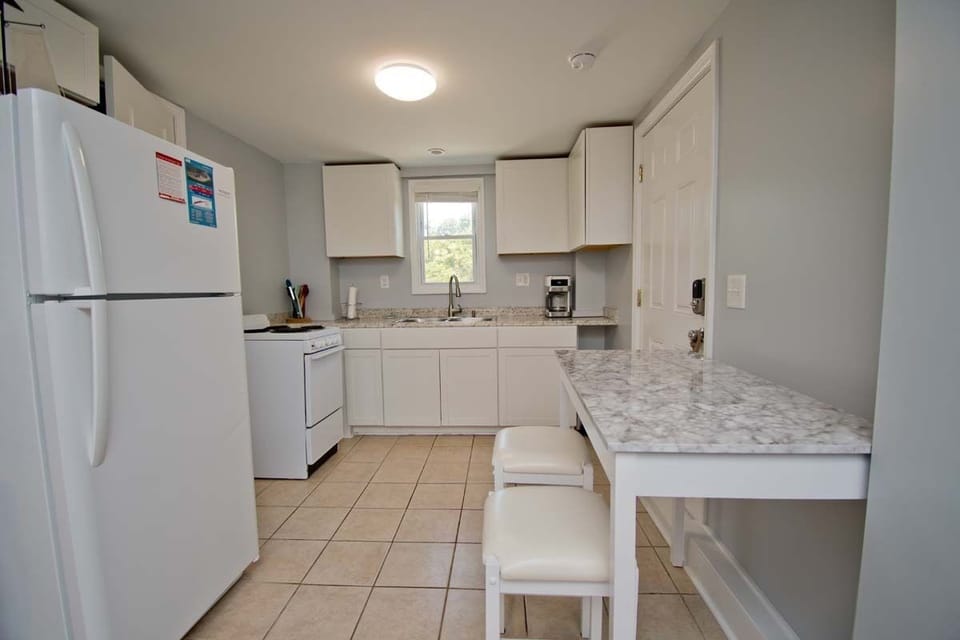 Kitchen / Dining Bar