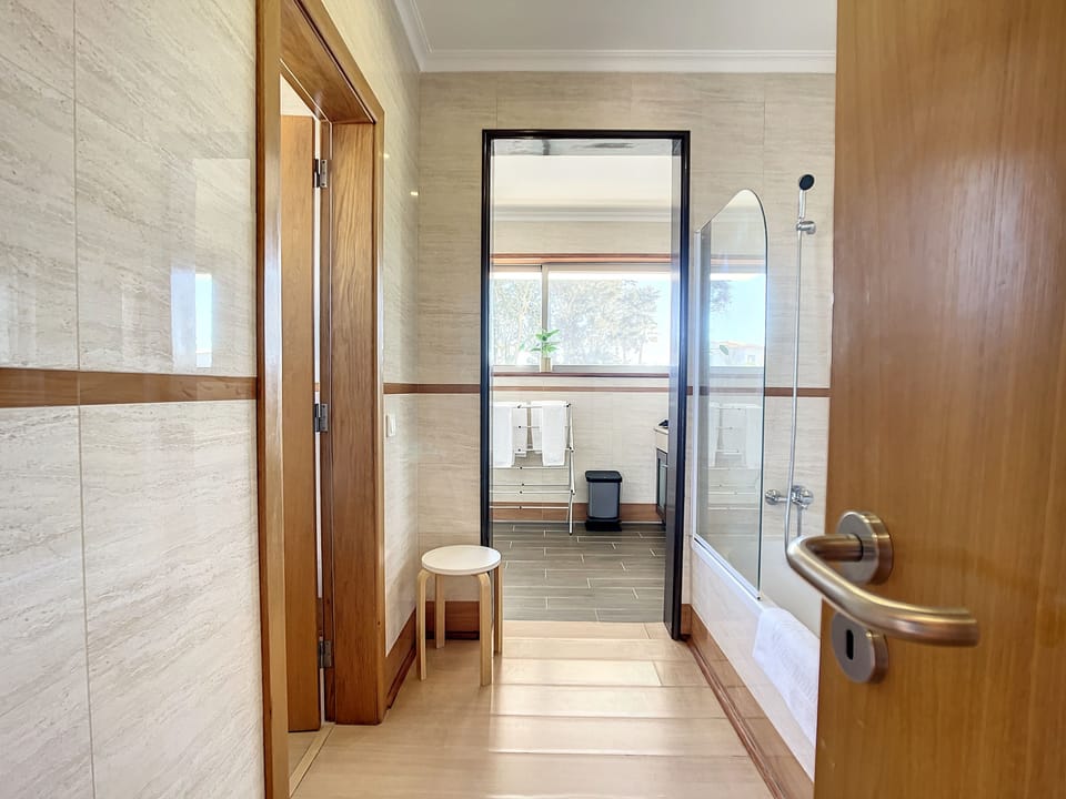 Family Room | Bathroom | Free toiletries, hair dryer, towels, shampoo