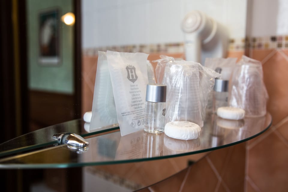 Triple Room | Bathroom | Shower, free toiletries, hair dryer, bidet