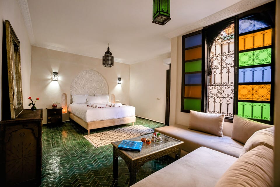 Deluxe Suite | Iron/ironing board, bed sheets