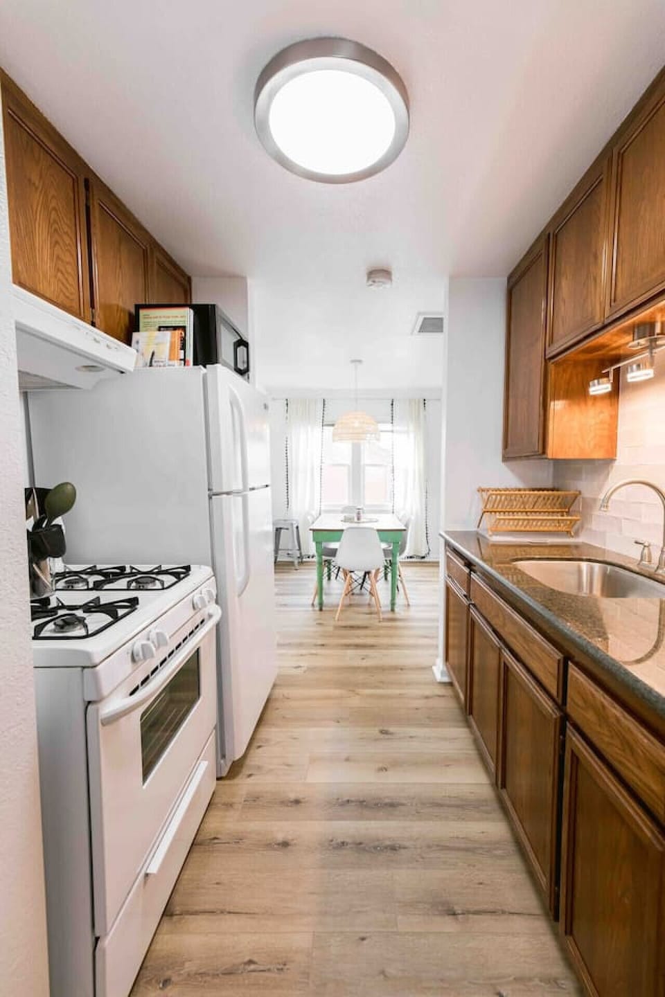 Everything you need for cooking simple meals to enjoy with family and friends. Less than a mile to Safeway and Grocery Outlet. Whole Foods and Trader Joe’s are within a few miles.