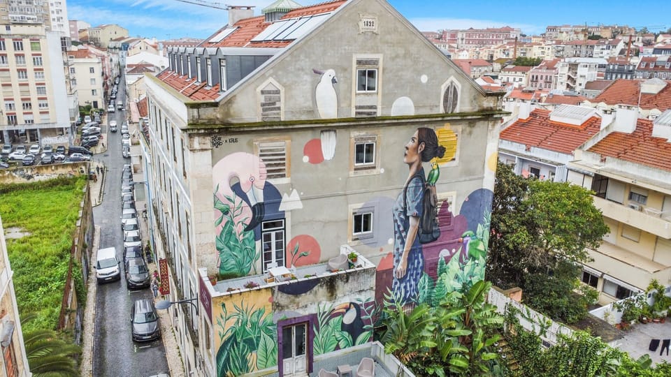 With bright colors and full of of natural light, this comfortable bedroom transmits a lively ambiance #naturallight #lisbon #pt #portugal