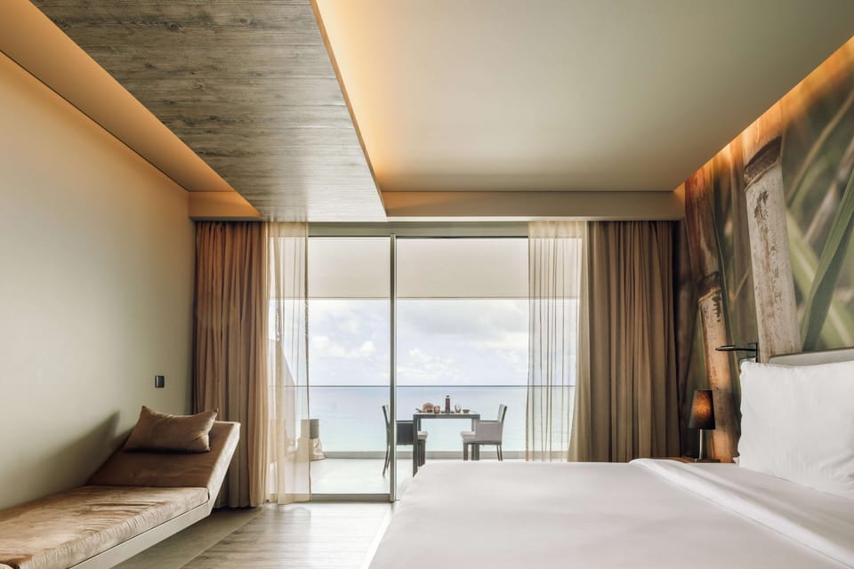 SPE Ocean Room | Minibar, in-room safe, desk, blackout drapes