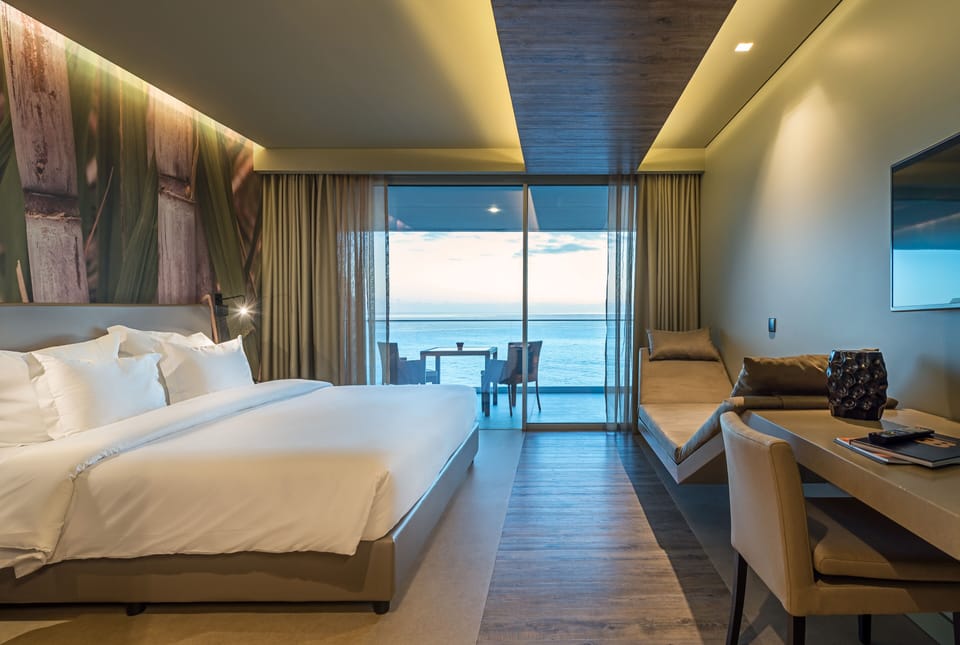 SPE Ocean Room | Minibar, in-room safe, desk, blackout drapes