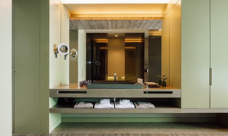 SPE Pool Room | Bathroom | Combined shower/tub, free toiletries, hair dryer, slippers