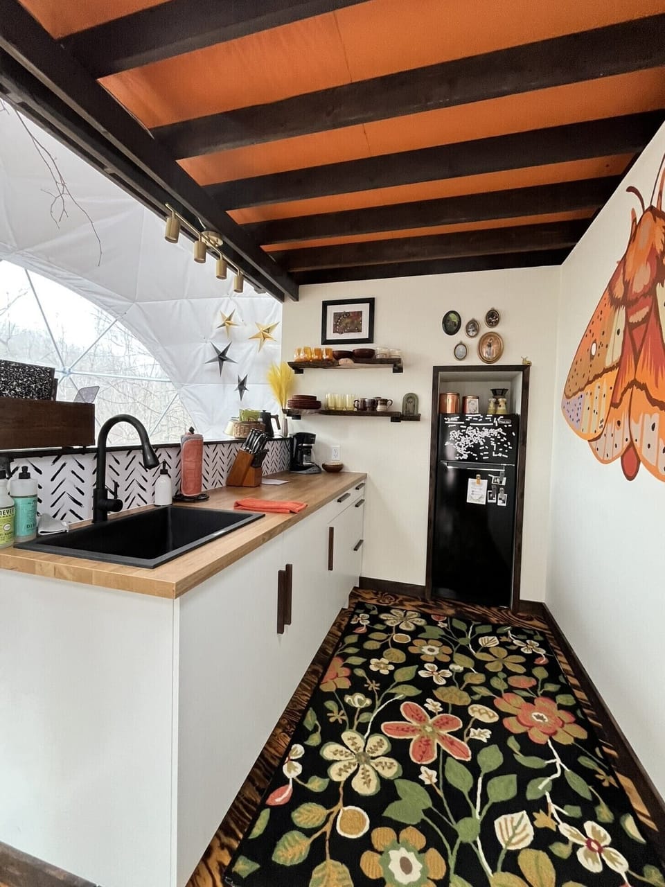 A fully equipped kitchenette
