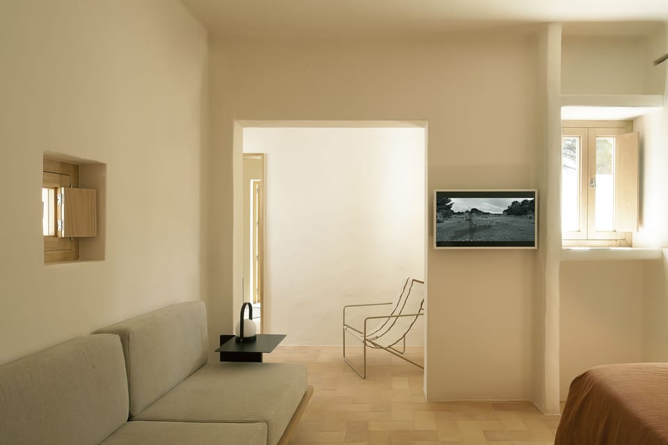 Room (Connecting) | Living area | 32-inch Smart TV with digital channels, TV, fireplace