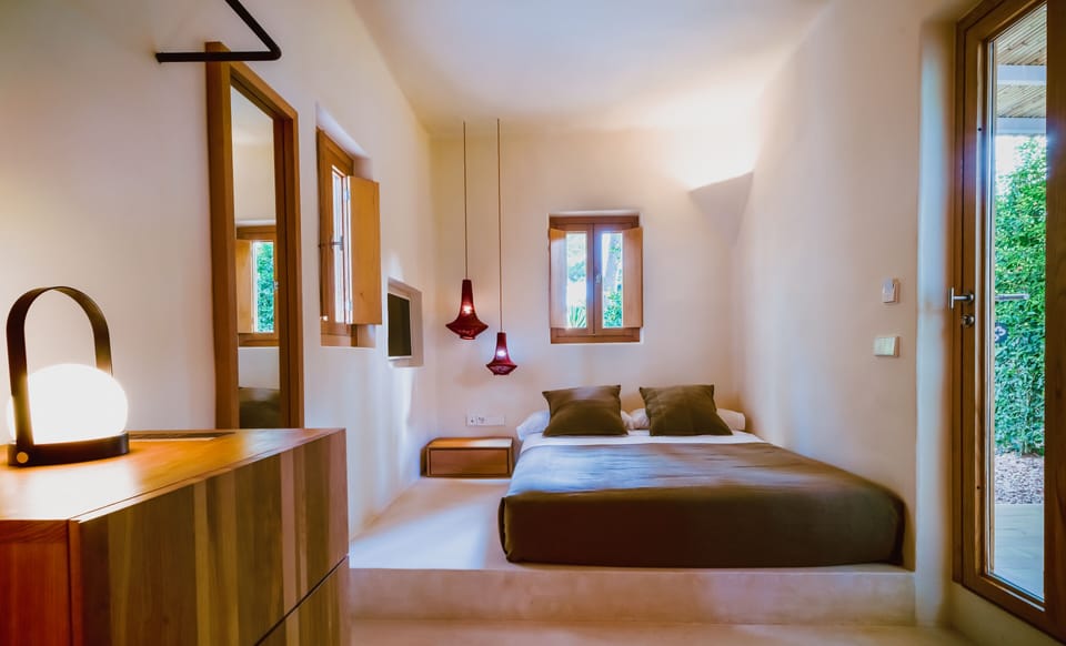 Basic Single Room | Minibar, in-room safe, desk, laptop workspace