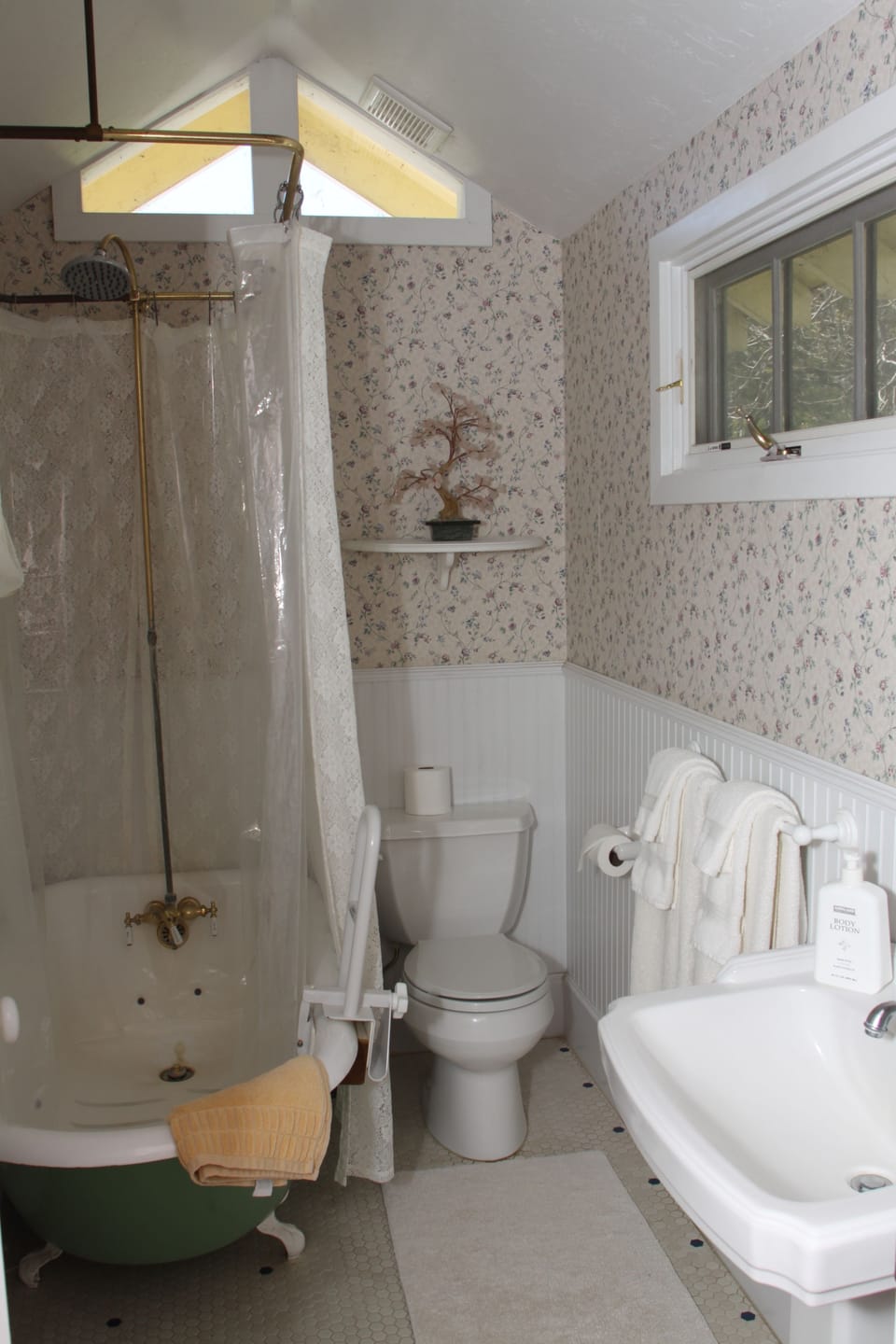 Cyrus Room, 1 Queen Bed, Garden View, Corner | Bathroom | Combined shower/tub, hair dryer, bathrobes, slippers