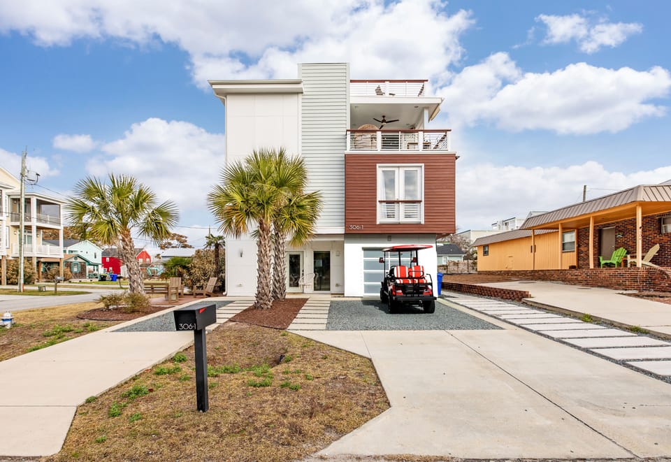 Two driveways for parking up to 6 cars