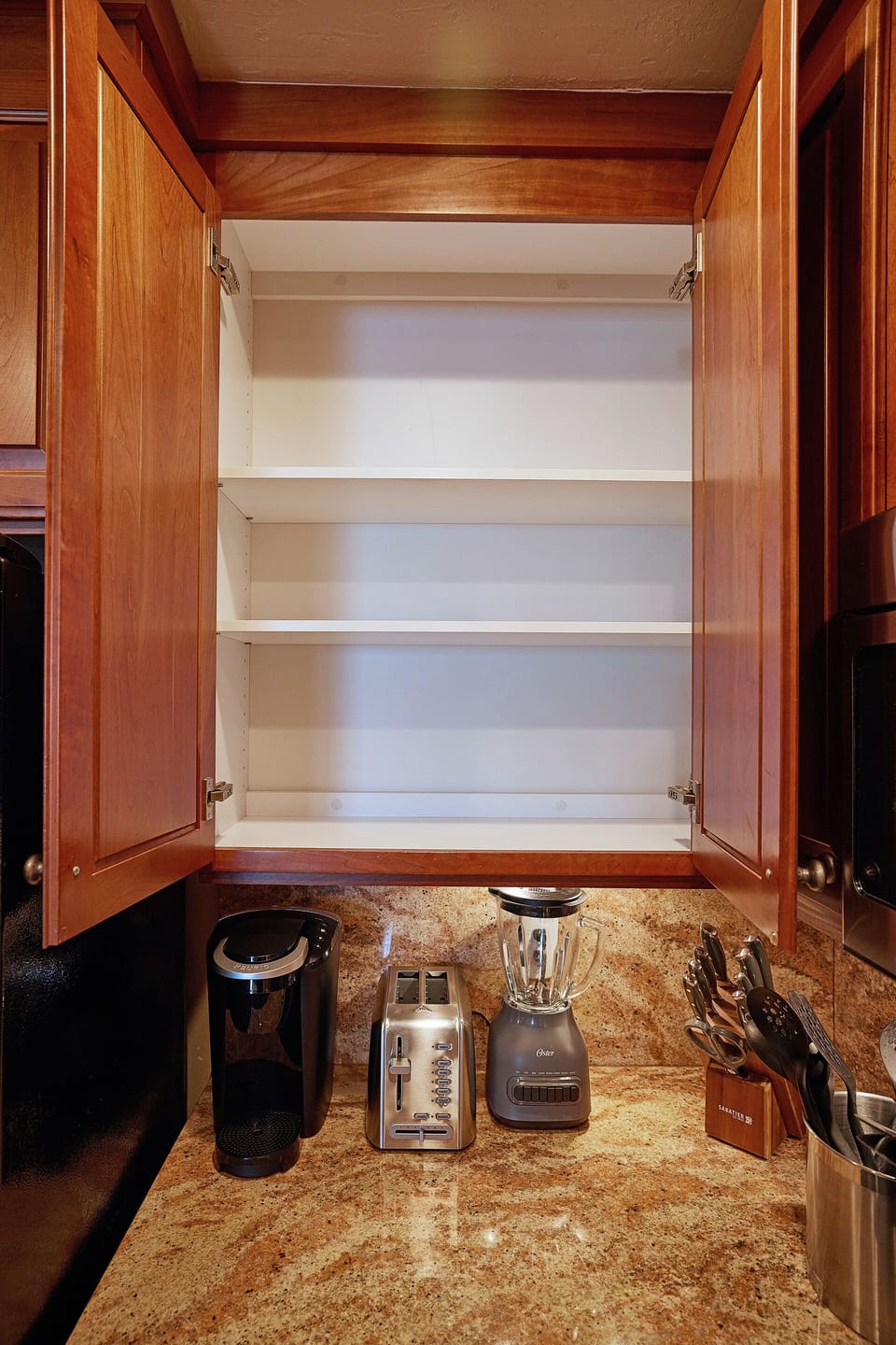Coffee maker, toaster & blender with extra space for all your (food & kitchen necessities)
