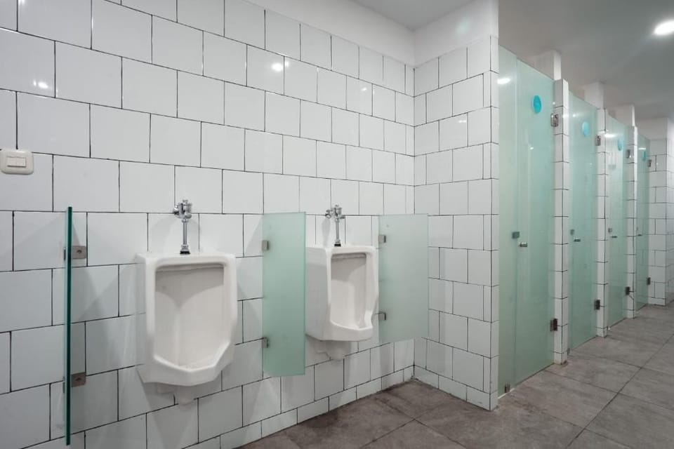 Shower, rainfall showerhead, free toiletries, hair dryer
