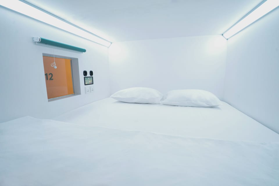 Desk, soundproofing, free WiFi, bed sheets