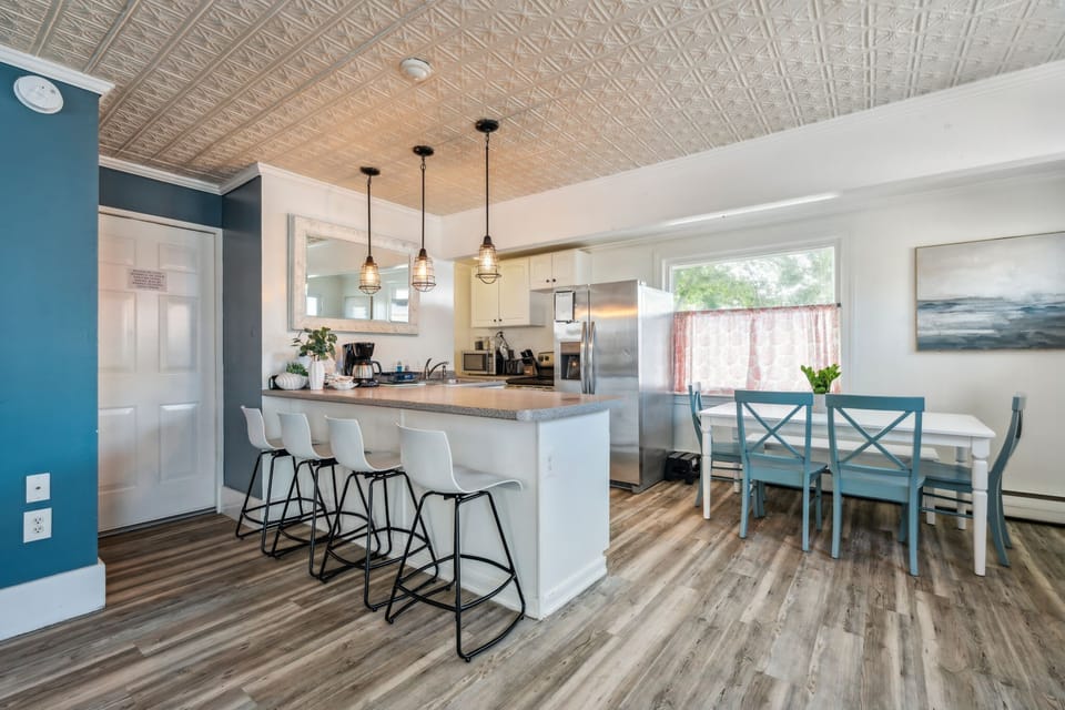 Fully equipped kitchen with all the essentials! Seating for 4 at the peninsula and seating for 6 at the dining table.