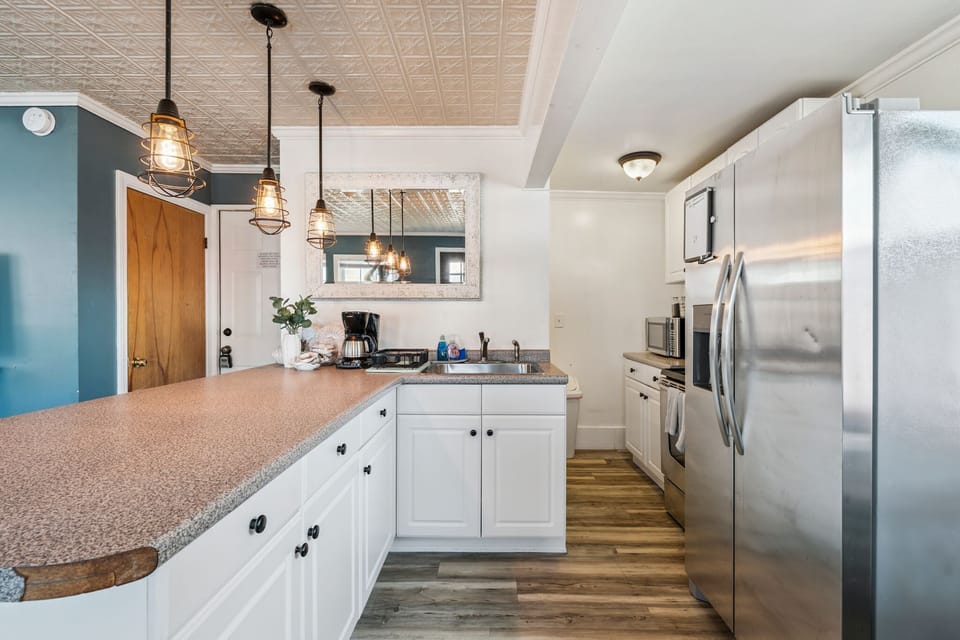 Fully equipped kitchen with all the essentials! Seating for 4 at the peninsula and seating for 6 at the dining table. 