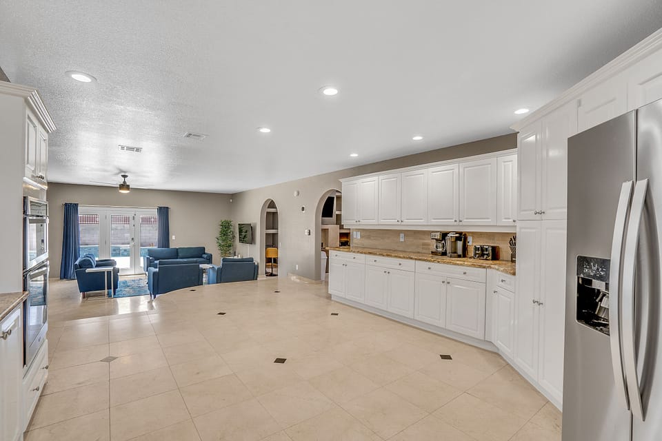 Full-size fridge, microwave, stovetop, dishwasher