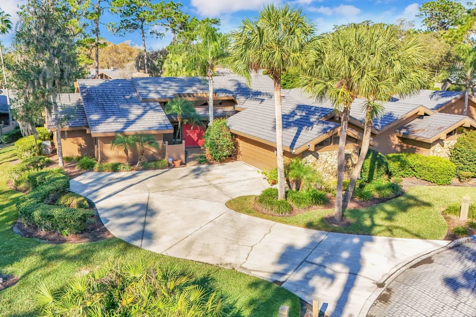 Beautiful cul-de-sac home with private driveway and garage!