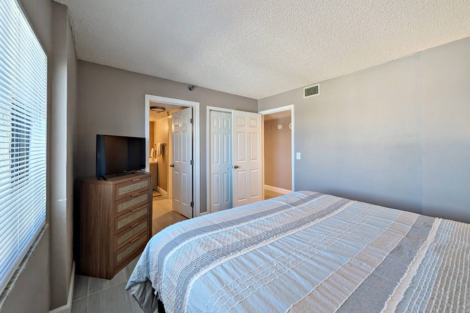 ...and private access to the bathroom which has an additional entry/exit from the hallway.