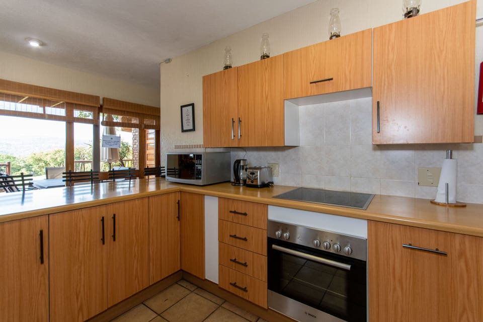 Full-size fridge, microwave, oven, stovetop