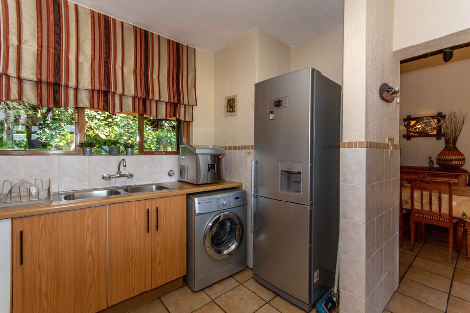 Full-size fridge, microwave, oven, stovetop