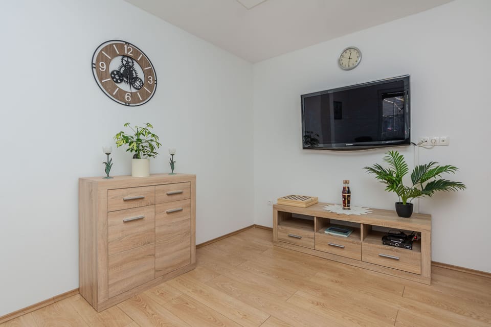 Family House | Living area | 100-cm flat-screen TV with satellite channels