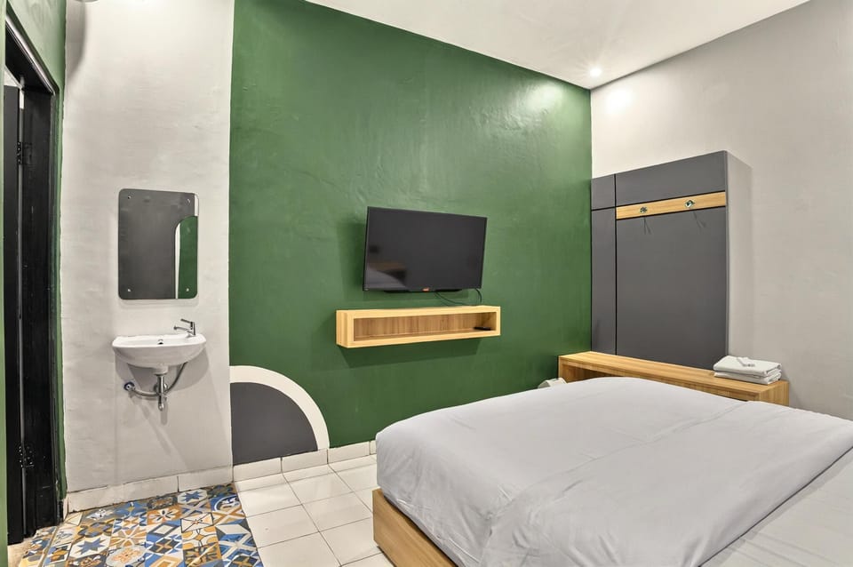 Standard Double Room | Iron/ironing board, free WiFi, bed sheets