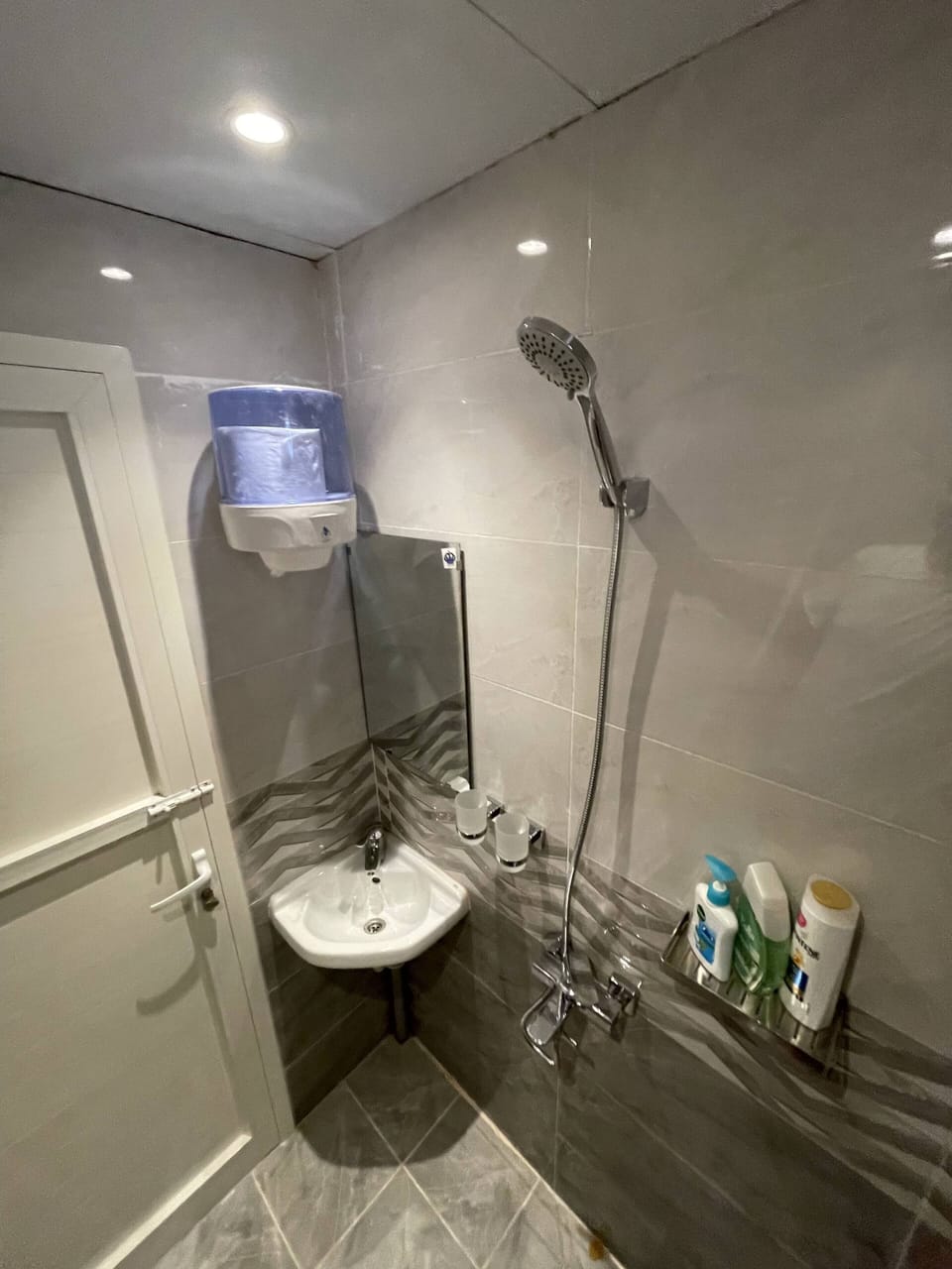 Comfort Double Room | Bathroom | Shower, free toiletries, hair dryer, slippers