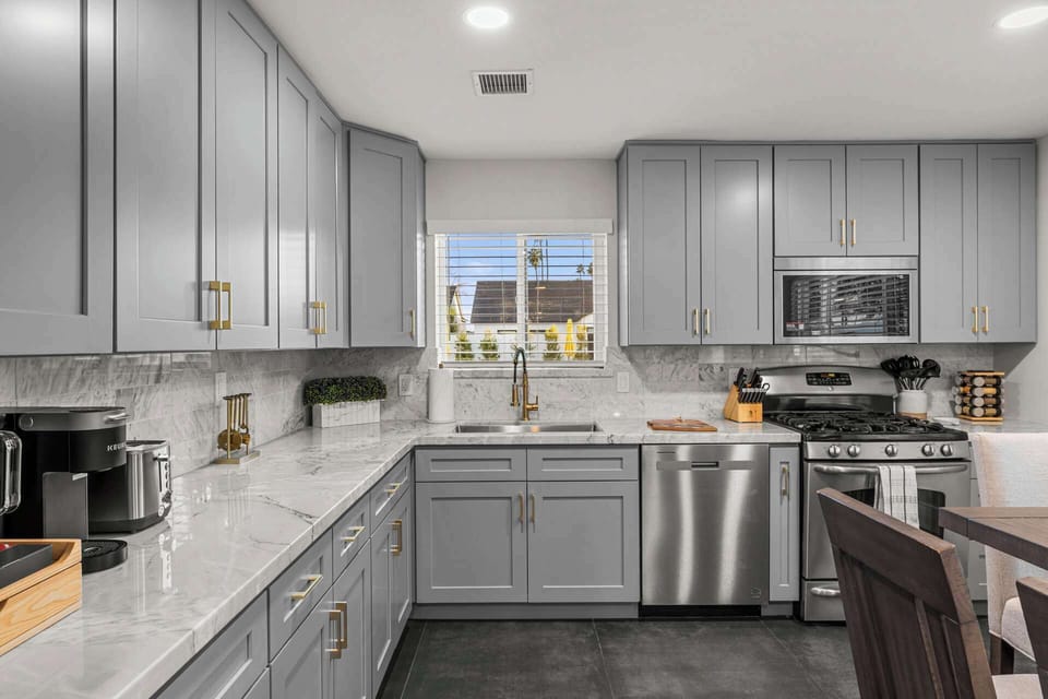 Casa Principal kitchen with gourmet stove and dishwasher.