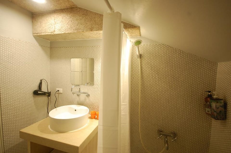 Double Room, 2 Twin Beds | Bathroom | Shower, slippers, towels