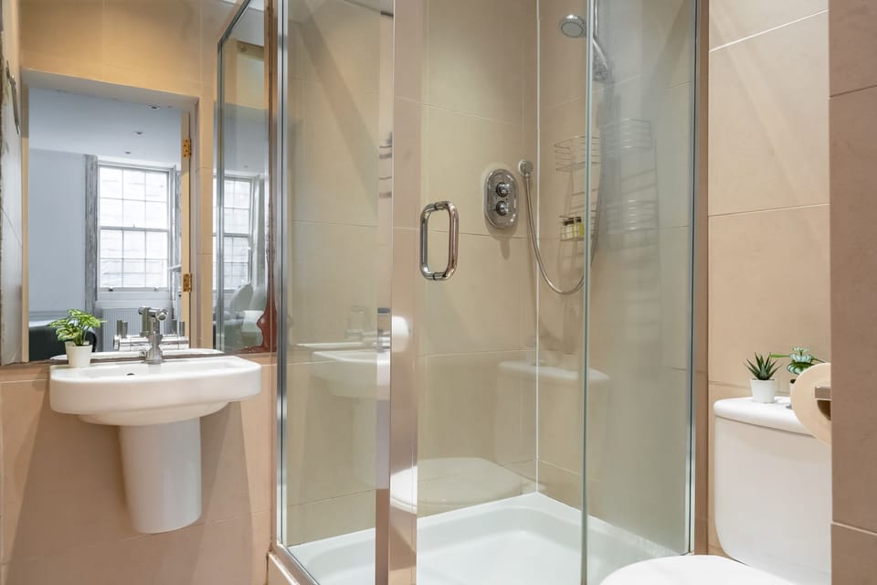 The en-suite bathroom