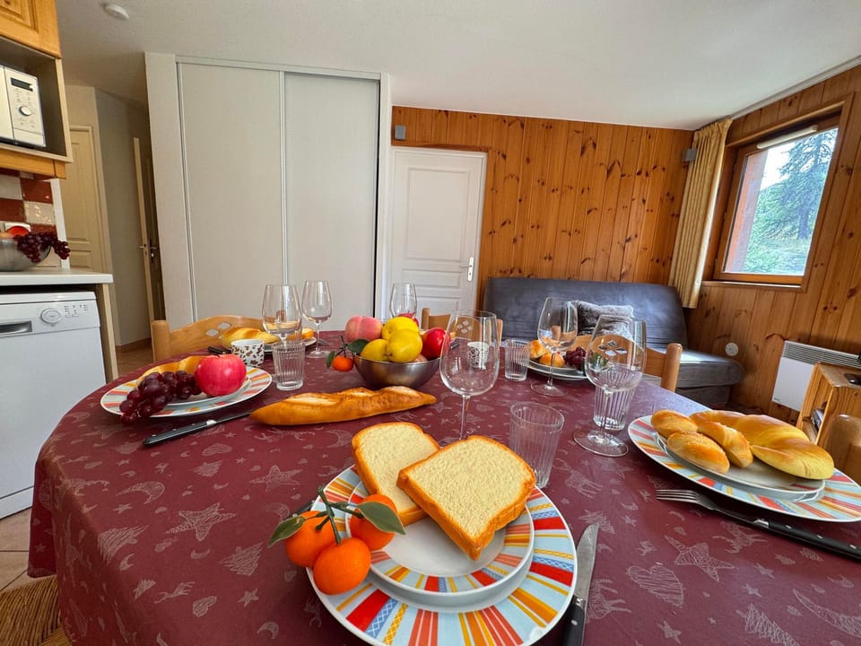 Spacious T3 near slopes, south terrace, with WIFI, for 6 people Apartment in Provence-Alpes-Côte d'Azur