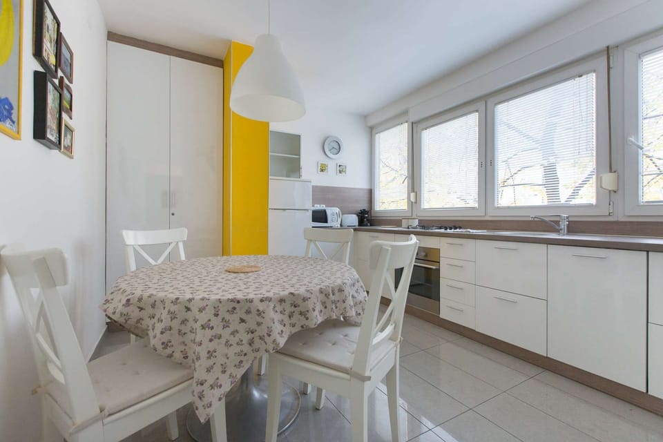 Fully equipped kitchen with dining table for 5 persons and big windows with lots of light.