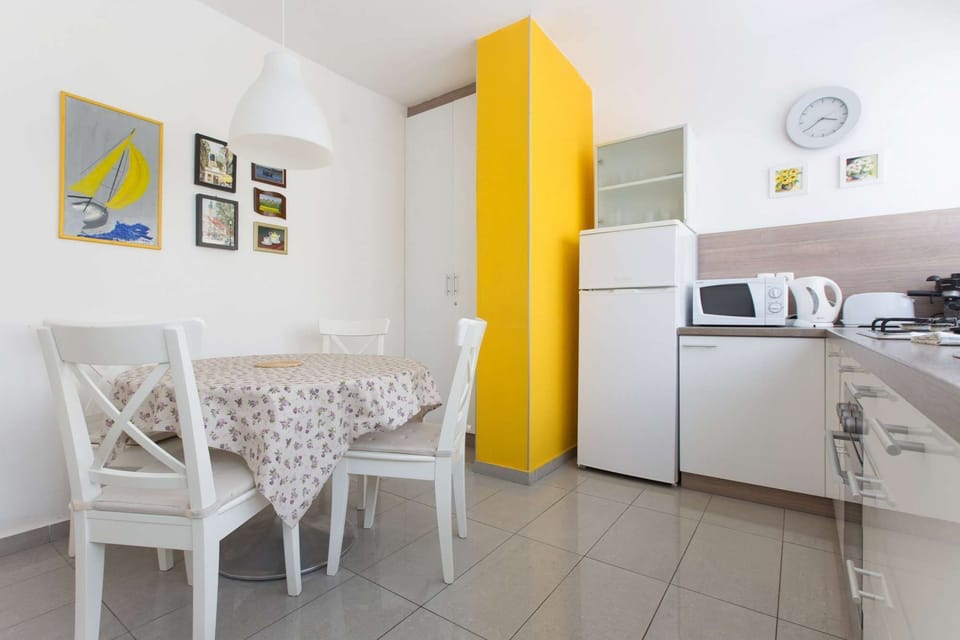 Fully equipped kitchen with dining table for 5 persons