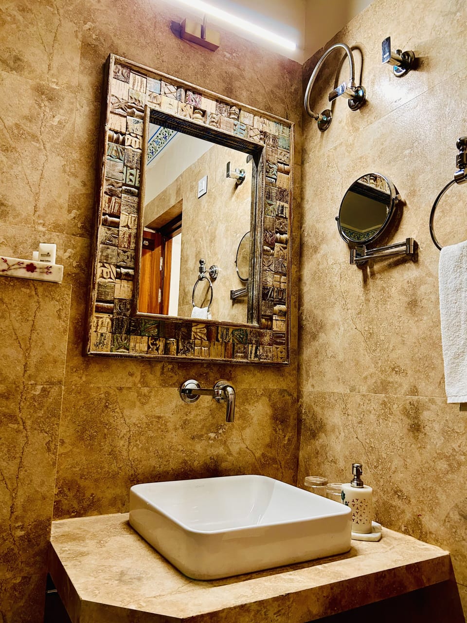 Superior Room | Bathroom | Shower, free toiletries, hair dryer (on request), slippers