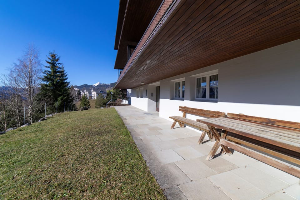 Garden with benches and terrace by the holiday home
