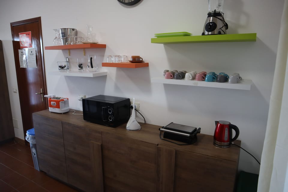 Full-size fridge, microwave, oven, stovetop