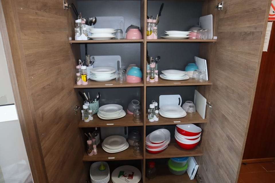 Full-size fridge, microwave, oven, stovetop