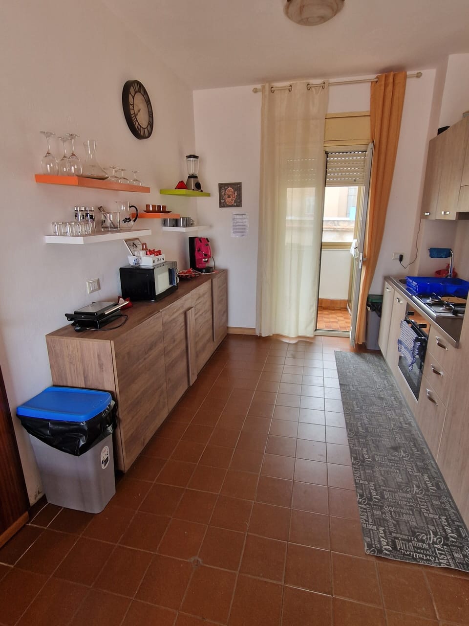 Classic Double Room | Shared kitchen | Full-size fridge, microwave, oven, stovetop
